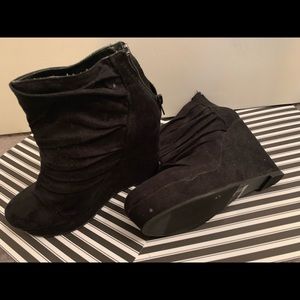 SUEDE BOOTY HEELS